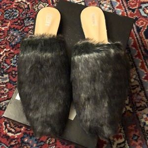 New in box Beautiful Renvy Grey Faux Fur slippers